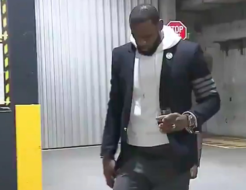 ESPN rapporterade om när LeBron James gick till sin match med ett glas vin i handen, i en video på kanalens twitterkonto. Foto: Skärmdump från ESPN ESPN rapporterade om när LeBron James gick till sin match med ett glas vin i handen, i en video på kanalens twitterkonto. Foto: Skärmdump från ESPN